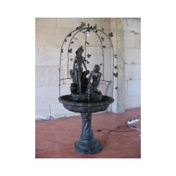 Fuente de resina Pedestal mujer y hombre con cántaro c/luz