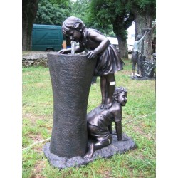 Fuente de resina Pedestal Niños bebiendo