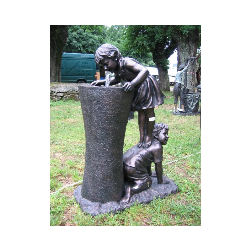 Fuente de resina Pedestal Niños bebiendo