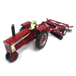 1:16 CASE IH 666 con grada de discos