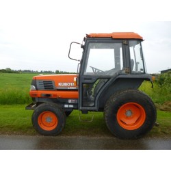 KUBOTA L3300 - Luna lateral izquierda