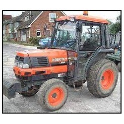 KUBOTA L3300 - Luna delantera inferior izquierda