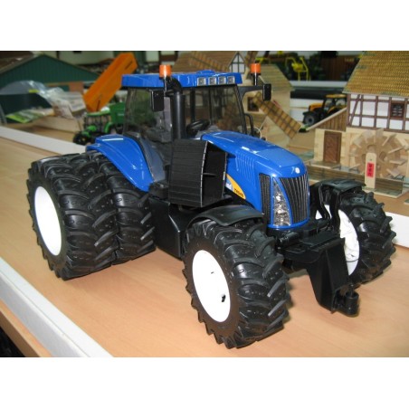  1:16 NEW HOLLAND T8040 Doble Rueda Trasera