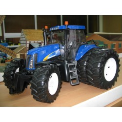  1:16 NEW HOLLAND T8040 Doble Rueda Trasera