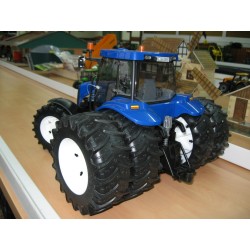  1:16 NEW HOLLAND T8040 Doble Rueda Trasera