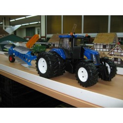  1:16 NEW HOLLAND T8040 Doble Rueda Trasera y Arado 8