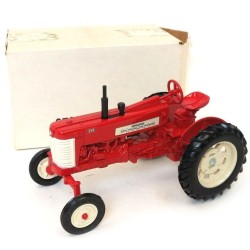 1:16 CASE IH Farmall 350 (Metal)