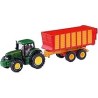 JOHN DEERE con remolque de ensilado.